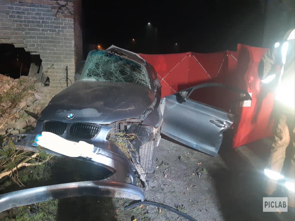 Tragiczny wypadek w Januszkowicach. BMW wbio si w budynek